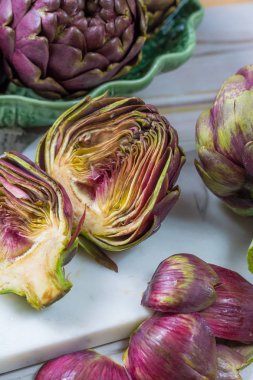 Taze büyük Romanesco enginar yeşil-mor çiçek başları hazır t