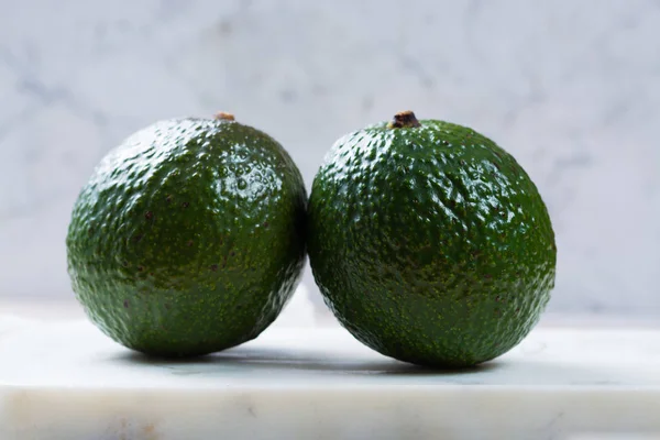 Grüne reife Avocado aus Bio-Avocado-Plantage - gesunde foo — Stockfoto