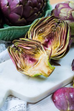 Taze büyük Romanesco enginar yeşil-mor çiçek başları hazır t