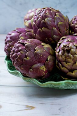 Taze büyük Romanesco enginar yeşil-mor çiçek başları hazır t