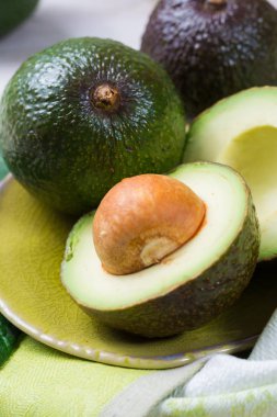 Organik avokado saç ekimi - sağlıklı gıda üzerinden yeşil taze avokado