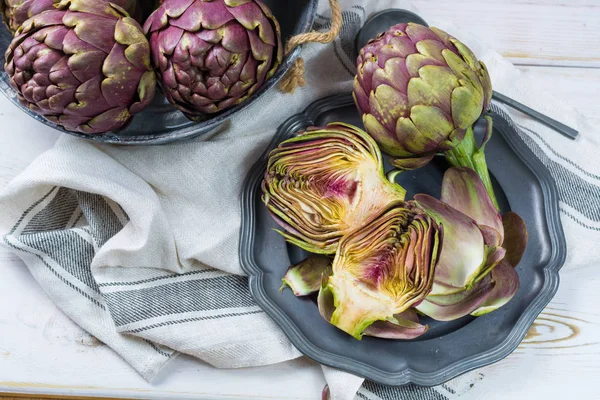 Nové velké Romanesco artyčoky zelená fialová květina hlavy připravena t — Stock fotografie