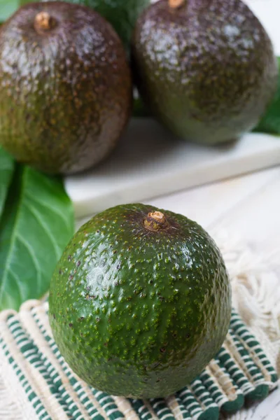 유기농 아보카도 식품에서에서 신선한 아보카도 — 스톡 사진