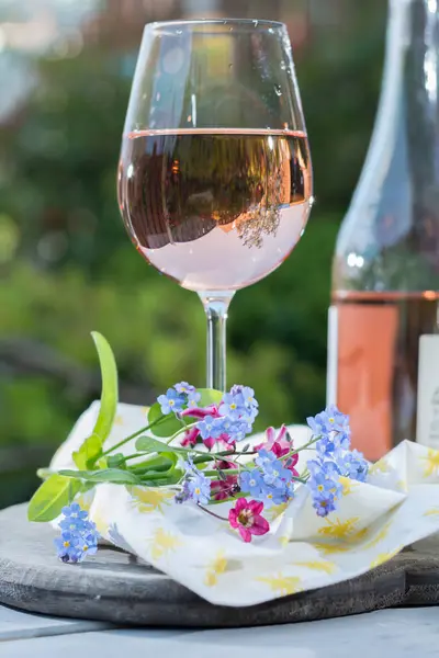 Glas de vino de rosas frío, terrase al aire libre, día soleado, primavera garde — Foto de Stock
