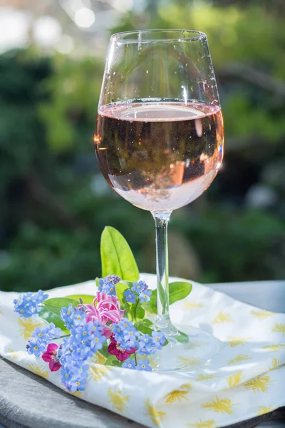 Glas de vino de rosas frío, terrase al aire libre, día soleado, primavera garde — Foto de Stock