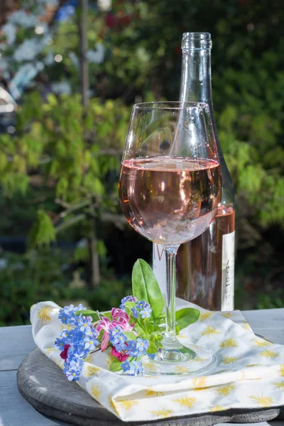 Glas de vino de rosas frío, terrase al aire libre, día soleado, primavera garde — Foto de Stock
