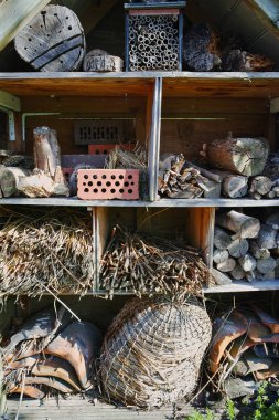 Vahşi hayvan ve böceklerin ev için bir bahçe barınak.