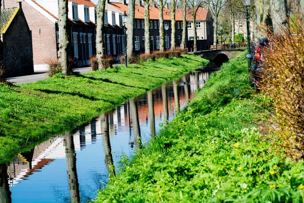 Eski Hollanda Köyü, güneşli Pazar küçük kanal boyunca yürüyüş — Stok fotoğraf