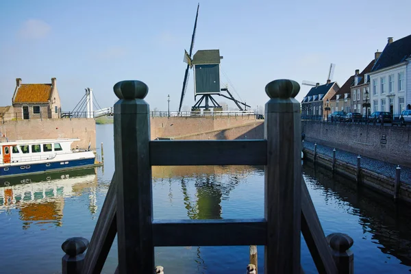 Pequeno porto fluvial, drawbrige e moinho de vento em Heusden - velho vill — Fotografia de Stock