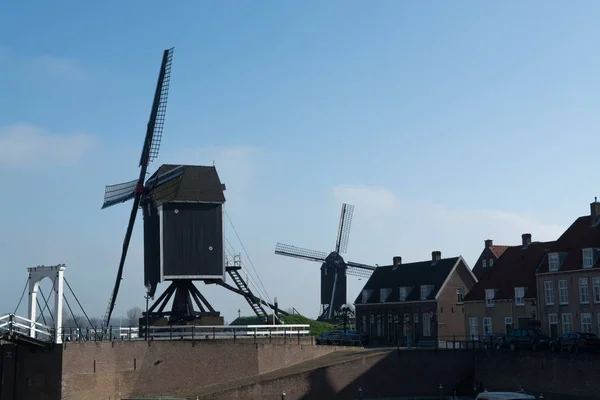 Malá říční přístav, drawbrige a větrný mlýn v Heusden - staré vill — Stock fotografie