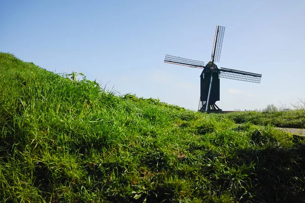 Antiguo molino de viento en Holanda —  Fotos de Stock