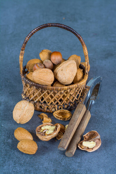 Орехи в раковине - грецкие орехи, орехи и миндаль с ореховым чакером о
