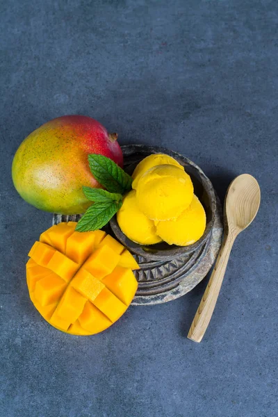 Mango lody sorbet z liści mięty i owoce mango w kolorze czarnym — Zdjęcie stockowe