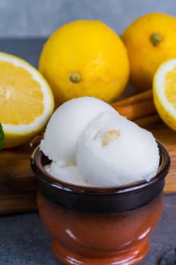 Nane yaprakları ve l ile tatlı limon dondurma sorbe servis