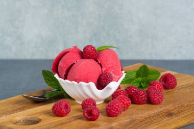 Ahududu dondurma sorbe raspber beyaz porcelaine kase