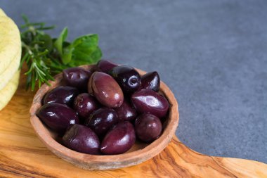 Akdeniz meze antipasti tapas calamara zeytin ve garl