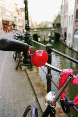 Utrecht city kanalınkıyısında kırmızı bell ile Bisiklet standları,