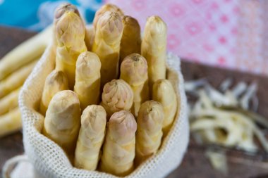 Bahar mevsimi - çuval bezi içinde taze beyaz kuşkonmaz granit çuval. 