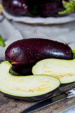 Granit plank - hasat, üzerinde olgunlaşmış mor patlıcan yemek hazır
