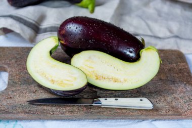 Granit plank - hasat, üzerinde olgunlaşmış mor patlıcan yemek hazır