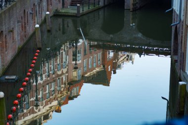 Utrecht. C Merkezi kanalda binalarda yansıması