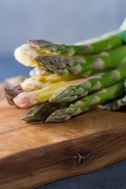 Bahar mevsimi - taze beyaz ve yeşil kuşkonmaz 