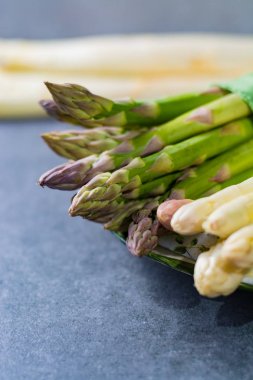 Bahar mevsimi - taze beyaz ve yeşil kuşkonmaz 