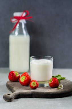 Taze inek sütü ve olgun organik çilek