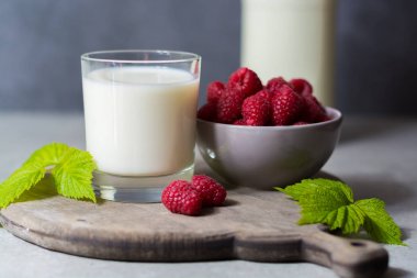 Taze inek sütü ve olgun organik Kırmızı Ahududu