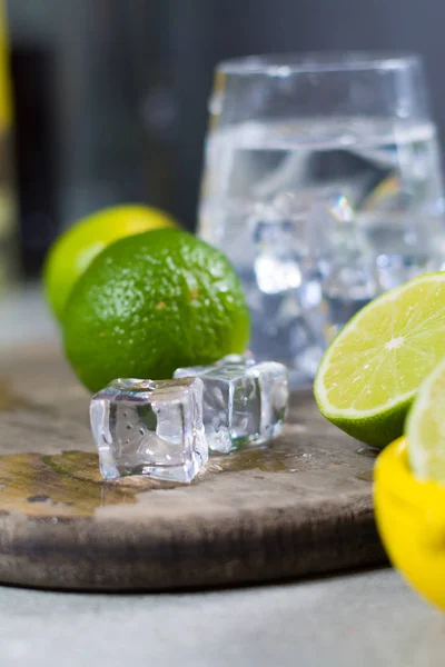 Lime manual press for preparation of cocktails, limes and glass — Stock Photo, Image