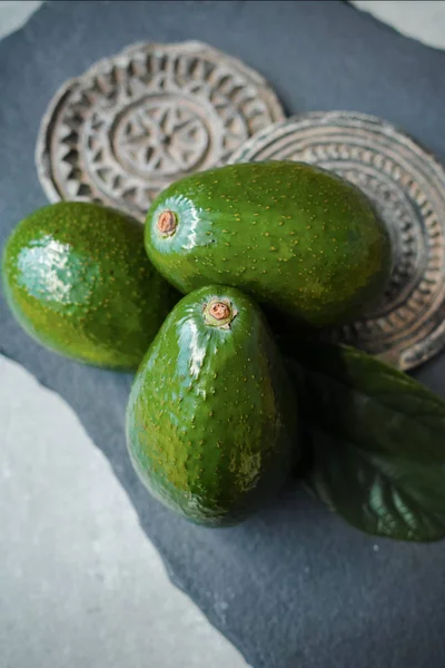 Gröna mogna avokado redo att äta — Stockfoto