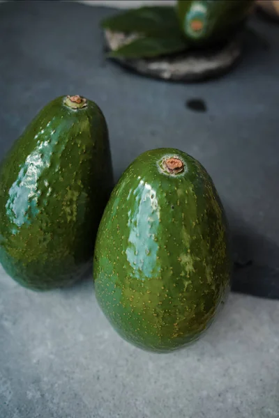 Gröna mogna avokado redo att äta — Stockfoto