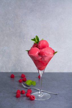 Ahududu dondurma sorbe cam ahududu, nane yaprakları ile 