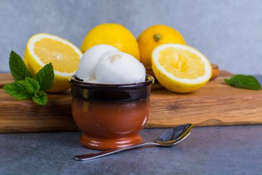 Nane yaprakları ve l ile tatlı limon dondurma sorbe servis