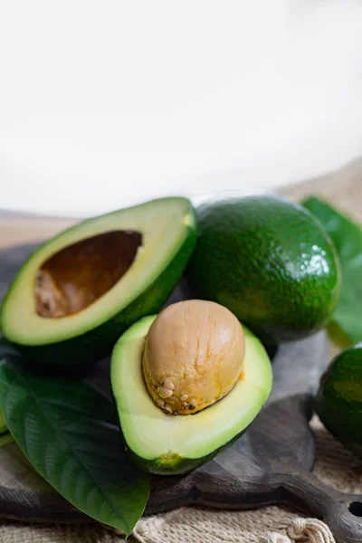 Aguacate verde maduro de la plantación de aguacate orgánico - foo saludable — Foto de Stock