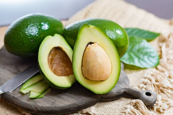 Зеленый спелый авокадо с органической плантации авокадо - здоровый foo — стоковое фото