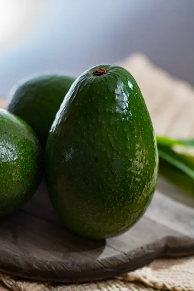 Gröna mogna avokado från ekologisk avokado plantation - friska foo — Stockfoto