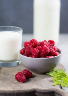 Taze inek sütü ve olgun organik Kırmızı Ahududu