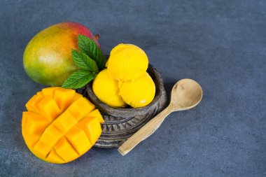 Mango Dondurma sorbe nane yaprakları ve mango meyve siyah