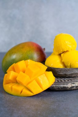 Mango Dondurma sorbe nane yaprakları ve mango meyve siyah