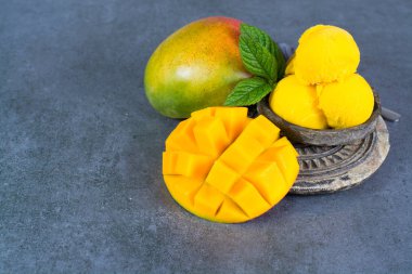Mango Dondurma sorbe nane yaprakları ve mango meyve siyah