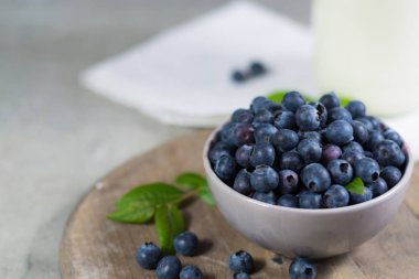 Rustik sekmesinde yeşil yaprakları ile sulu yaban mersini taze aldı