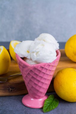 Tatlı limon dondurma sorbe servis