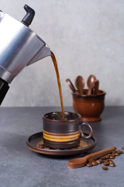 Siyah arabica kahve fincan kahve makinesi üzerinden dökme 