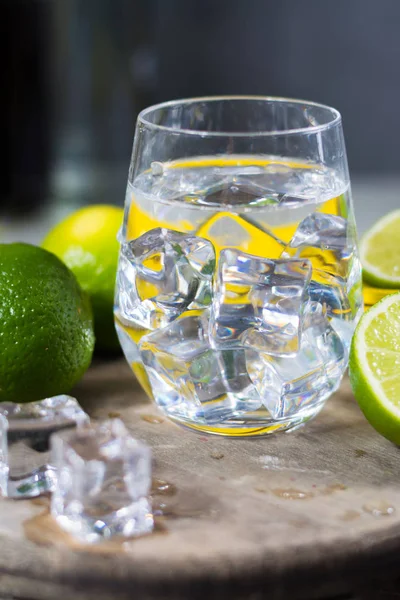 Lime manual press for preparation of cocktails, limes and glass — Stock Photo, Image