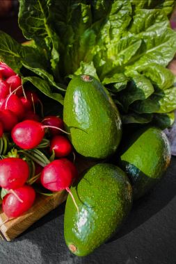 Taze malzemeler için sağlıklı salata kırmızı turp ve yeşil marul