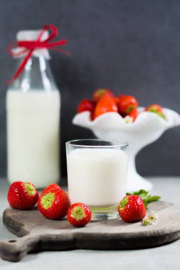 Taze inek sütü ve olgun organik çilek