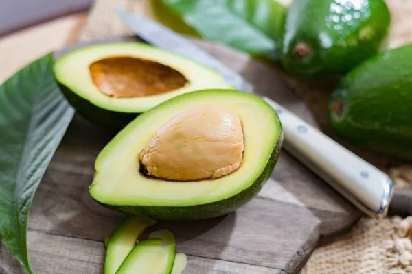 Grüne reife Avocado aus Bio-Avocado-Plantage - gesunde Ernährung — Stockfoto