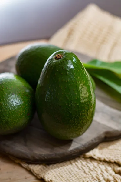 Gröna mogna avokado från ekologisk avokado plantation - friska foo — Stockfoto