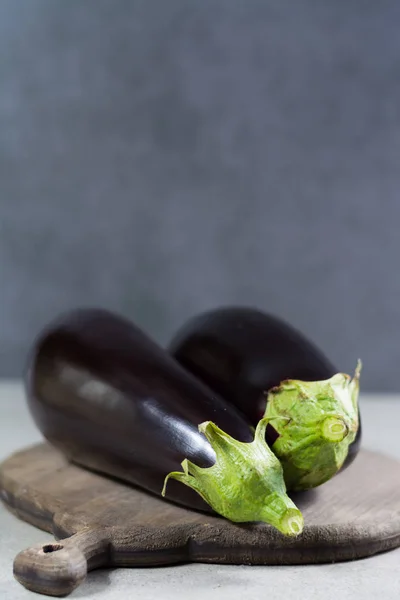 Två raw äggplantor eller aubergins grönsaker, redo att laga — Stockfoto